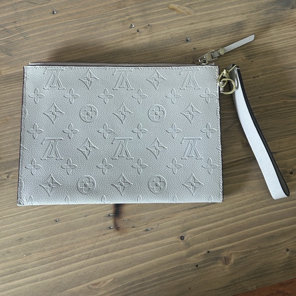 White wristlet - Picture 2 of 4